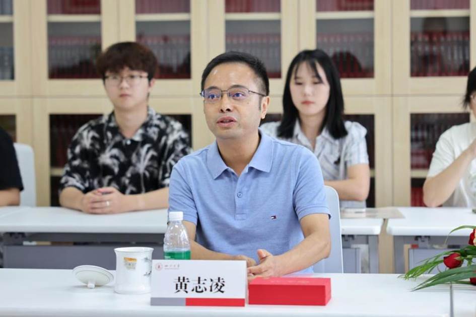 四川日报全媒评论理论中心(川观智库研究中心)副主任黄志凌发言